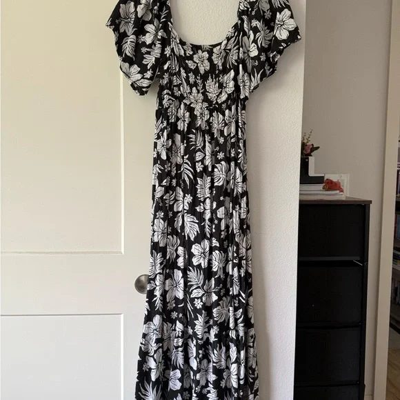Rip Curl Black and White Floral Maxi Dress - Picture 2 of 4